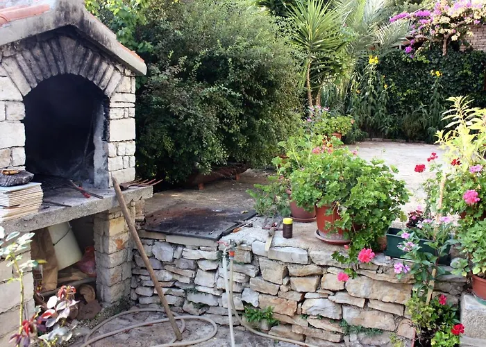 Apartamento With Parking Space Maslinica, Solta - 5176 *