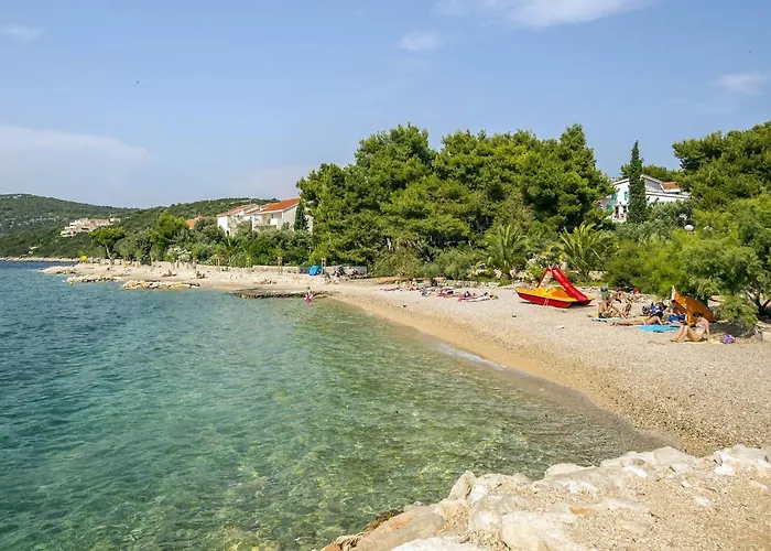 Apartamento With Parking Space Maslinica, Solta - 5176 Maslinica