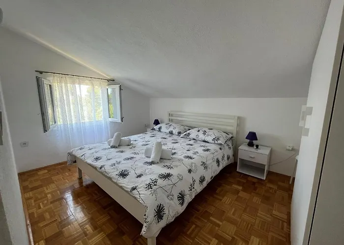 Apartamento With Parking Space Maslinica, Solta - 5176 *