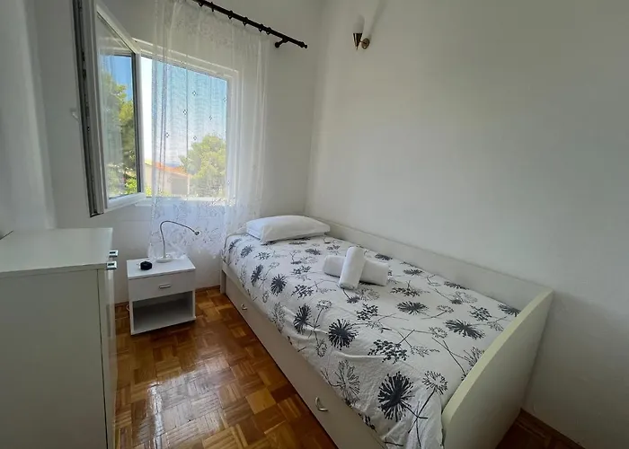 Apartamento With Parking Space Maslinica, Solta - 5176 Maslinica